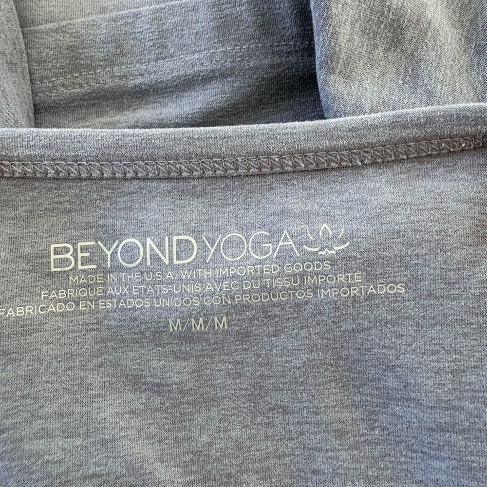Beyond Yoga 3 Piece Cloud Grey Heather Activewear Set - Top, Shorts & Leggings - Picture 10 of 10